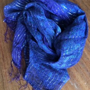 Lila sjal  - Lila sjal med silvertrådar. Kan hämtas i Malmö, är lite osäker på exakt fraktkostnad.