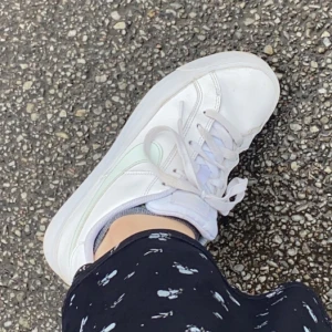 Snygga Nike skor - Skitsnygga vintage Nike skor, eventuell frakt betalas av köparen (63kr spårbart)💫💞