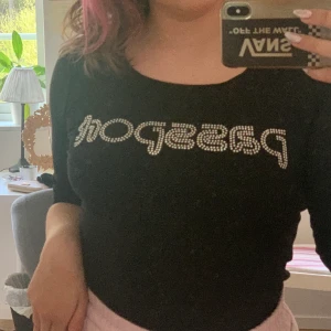 Passport - Säljer denna svarta topp som det står passport på med diamanter, den är i bra skick! 