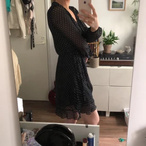Prickig klänning - Tunn och sval klänning med ett extra tunt svart lager innanför så inget syns igenom💕