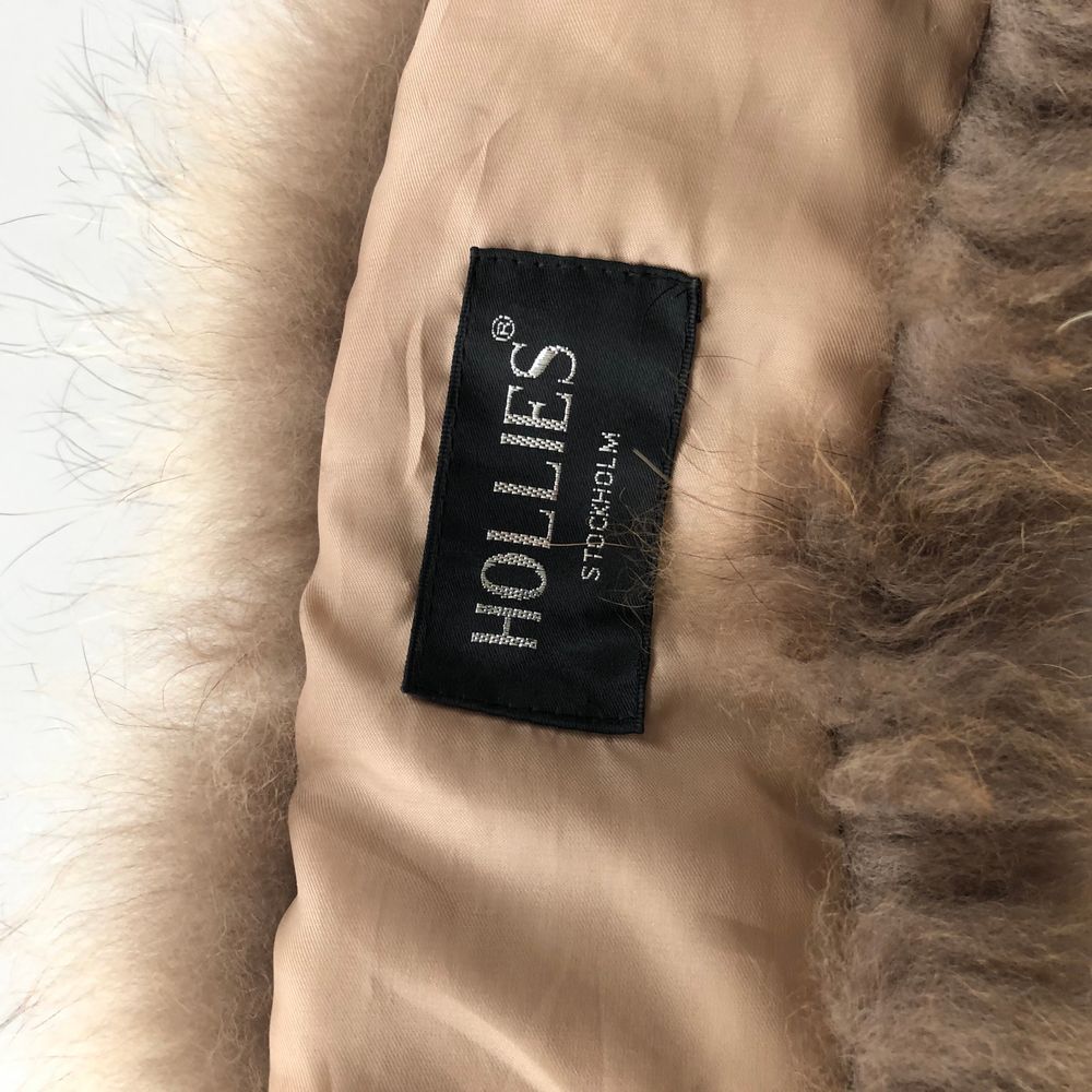 Hollies pälskrage i äkta päls 115cm från ett djur och rökfritt hem avhämtas eller skickas mot 42:- . Accessoarer.