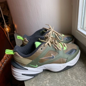 Nike M2k Tekno - Nikeskor i strl 39. Sparsamt använda. Köpta för 1099 kr från Caliroots 2019.