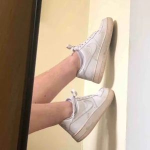 Nike Air Force 1 - Budgivning på dessa superfina Airforce 1! ☀️    Nuvarande bud: 300 kr 