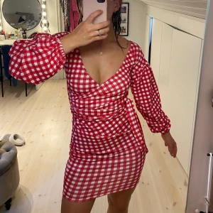 Klänning  - Snygg klänning från Boohoo med snöra i midjan. Aldrig använd, prislappen sitter kvar