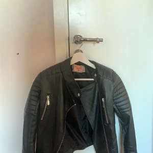 Chiqielle jacka  -   Nästa Oanvänd köptes för 700kr  💫  köpte den men den var för liten tyvär  💗stolen 38  Köparen står för Frakt 💕 Budgivding från start på 100