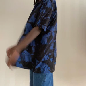 Svart och blå hawaiiskjorta oversized - Använd 1 gång. Bra skick. Köparen står för frakt💜