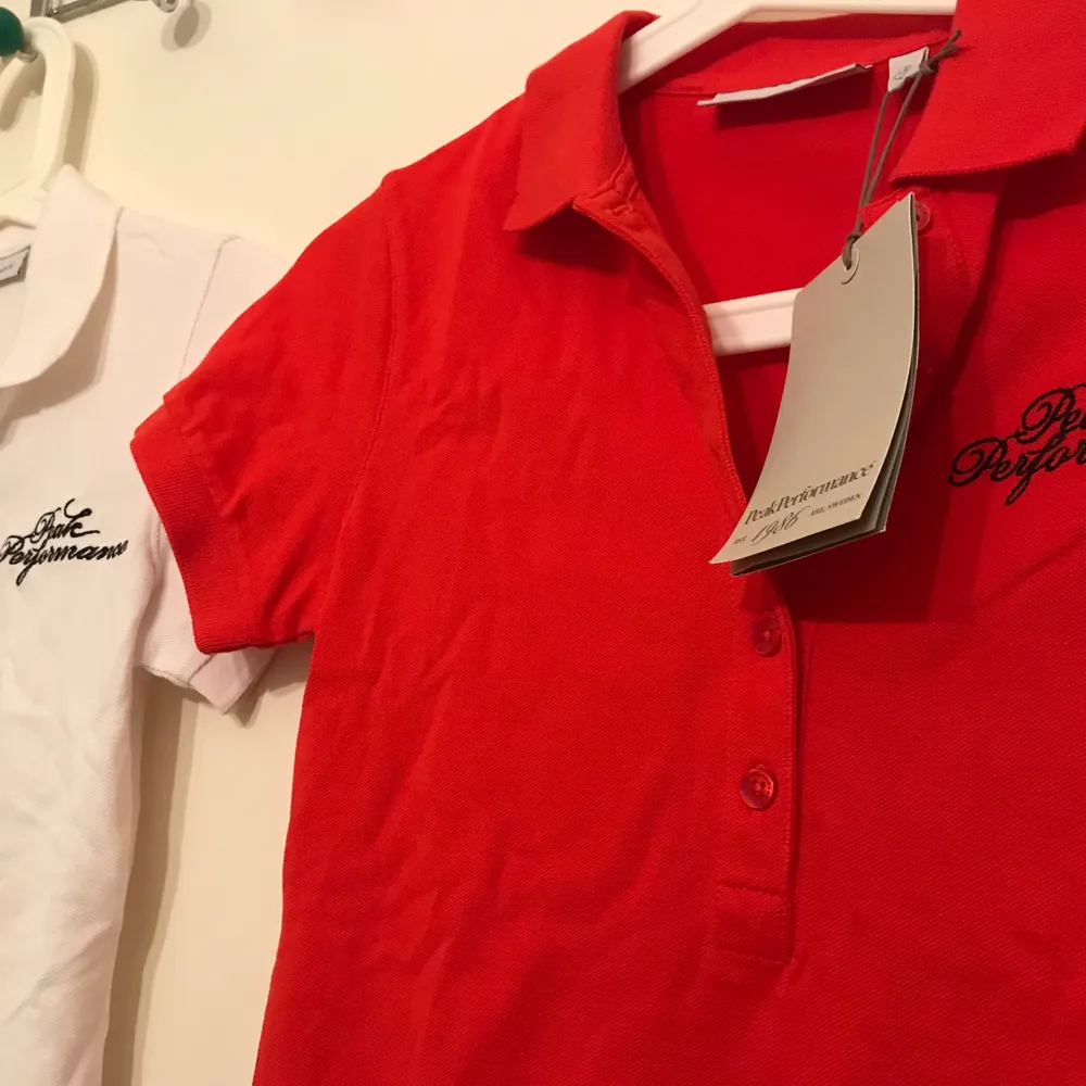 Säljer två helt oanvända peak performance piké tröjor. Båda storlekarna är i xs. Säljer båda för 100 kr. T-shirts.