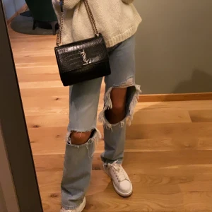 Supersnygga jeans med slitningar  - Säljer dessa väldigt populära jeansen som är utsålda! Budgivning om det är fler som är intresserade. Jag är 168 cm lång för längd referens. 