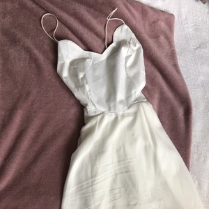 Studentklänning - HELT NY supersöt klänning, storlek M (ganska kort kjol)💘 Aldrig använd, säljer endast pga en aaaningen för kort för mig (är ca 168 cm) Kan mötas upp i Örebro, annars frakt på 44kr!