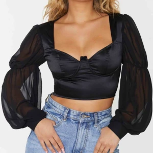  - En svart topp från Prettylittlething. Använd få gånger och i fin skick! Köparen står för frakt