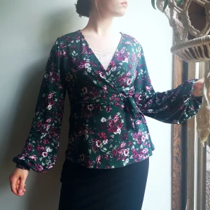 Kimono blus - Kimono blus i mörk turkos och lila blommönster, vida ärmar och knytning i midjan 🦚🍇 Stretchigt material. Köparen står för frakt! 