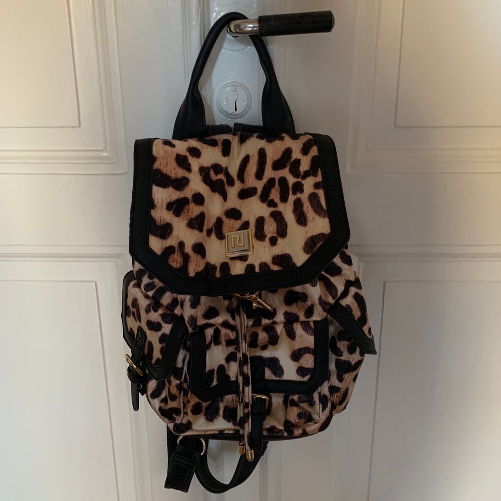 Säljer en superfin leopard ryggsäck från river island! Den är i superbra skick då den inte är använd så ofta, nypris 500kr (köparen står för frakt). Väskor.