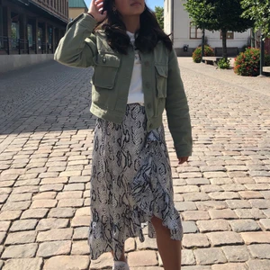 Grön jeansjacka - Jättefin grön jeansjacka från pull&bear 💓💓 Den är lite oversized men ändå ganska kort, osäker på ifall jag vill sälja men har tyvärr inte kommit till mycket användning detta året. 