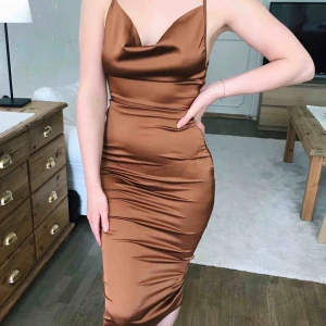  - Säljer en oanvänd klänning från Nelly i strl 34, lappen sitter kvar, materialet är stretchigt och passar även som strl 36. Väldigt elegant satintyg med slits längts ned i mitten där bak✨  Pris kan diskuteras! (Frakt tillkommer)