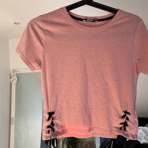 Rosa croptop från New Yorker - Superfin rosa melerad croppad T-shirt med fina knytdetaljer, kommer tyvärr inte till användning längre, storlek S 💘