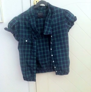  - Blågrönrutig skjorta. Aldrig använd. 