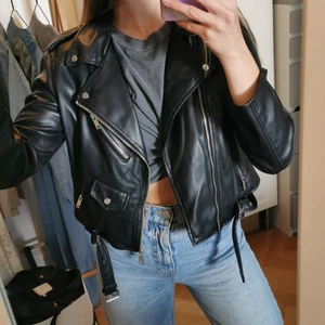 Skinnjacka immitation  - Fin, bra skick! Står M men mer som S. Nypris 599 kr.  Ej frakt, möts upp vid Stureplan eller Slussen 😊🌸