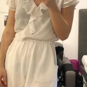 Jumpsuit - Lite genomskinlig, jag har svart topp under på bilden. -FRAKTEN INGÅR I PRISET!!💜💜