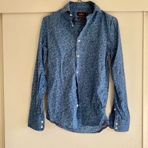 Morris skjorta  - Morris skjorta, knappt använd. Frakt ingår. 