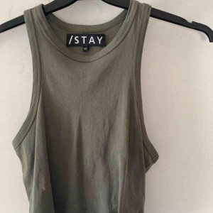  - Två croppade linnen från Stay, köpta på Carlings och aldrig använda. 50kr styck eller båda för 75kr.