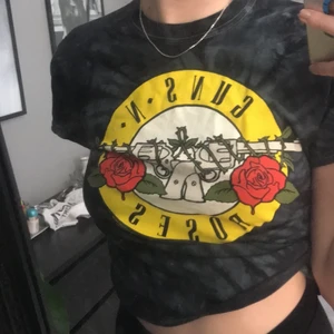 TIEDYE GUNS N ROSES TSHIRT VINTAGE LOOK - en superball tie dye guns n roses tshirt med vintagelook. knappt använd. storlek s 🤍 frakt 40 kr