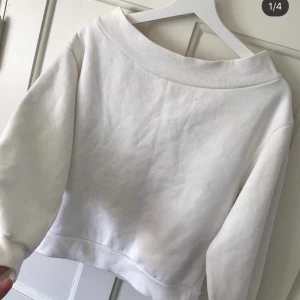 Vit off shoulder tröja  - Vit off shoulder tröja  Frakten ingår i priset! 