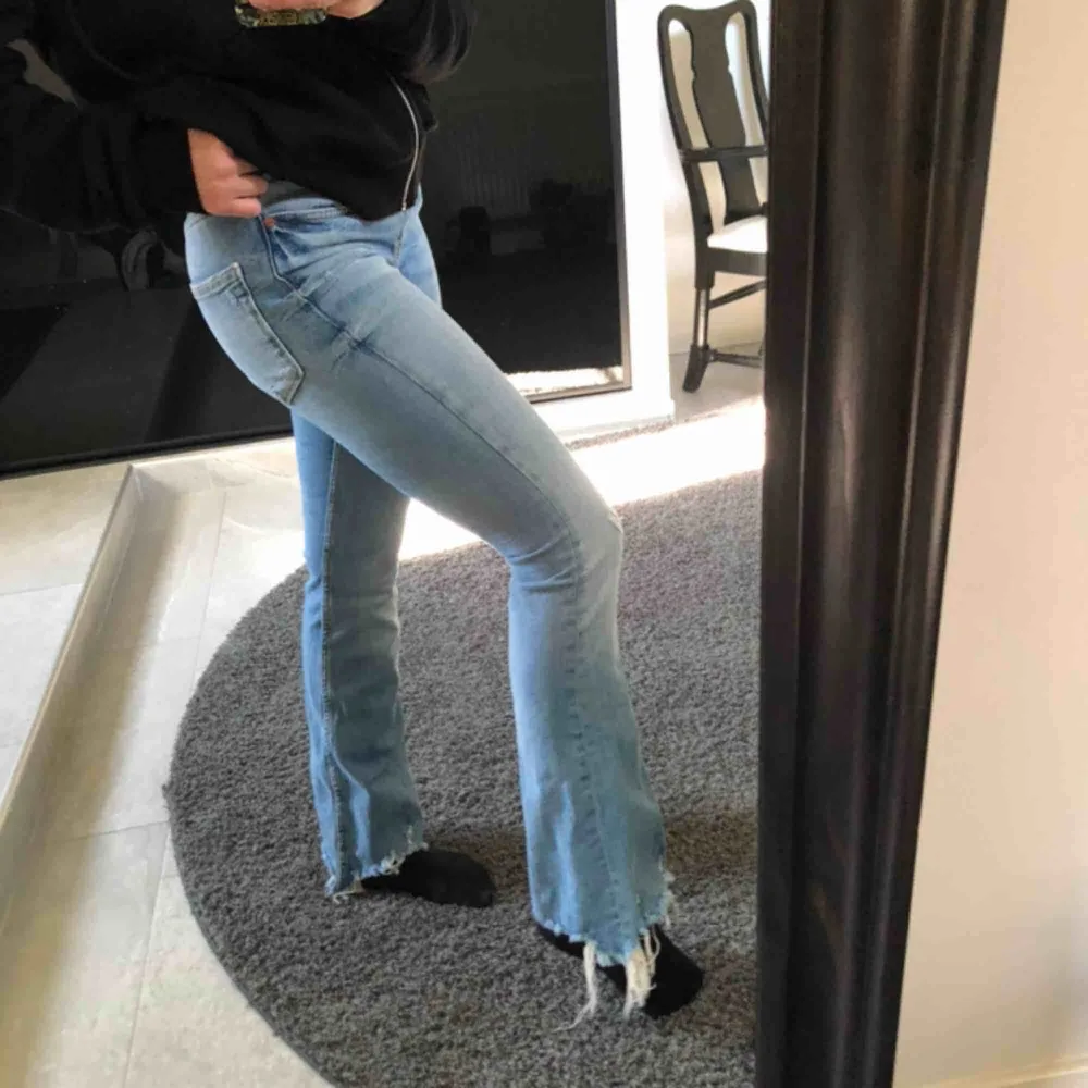 Säljer mina jättefina jeans från zara, pga att de är försmå för mig. Väldigt fin färg och bootcut. Som ni kan se på bilderna med slitningar längst ner. Jeans & Byxor.