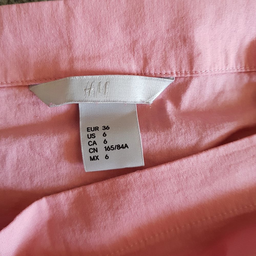 En rosa off shoulder med korta flare arms och knytsnören runt armen. Första bilden är från H&Ms sida och visar hur den sitter på. Använd typ två gånger så den är i fint skick, lite skrynklig men det fixar ett strykjärn. Möts upp i Lund eller fraktar. Toppar.