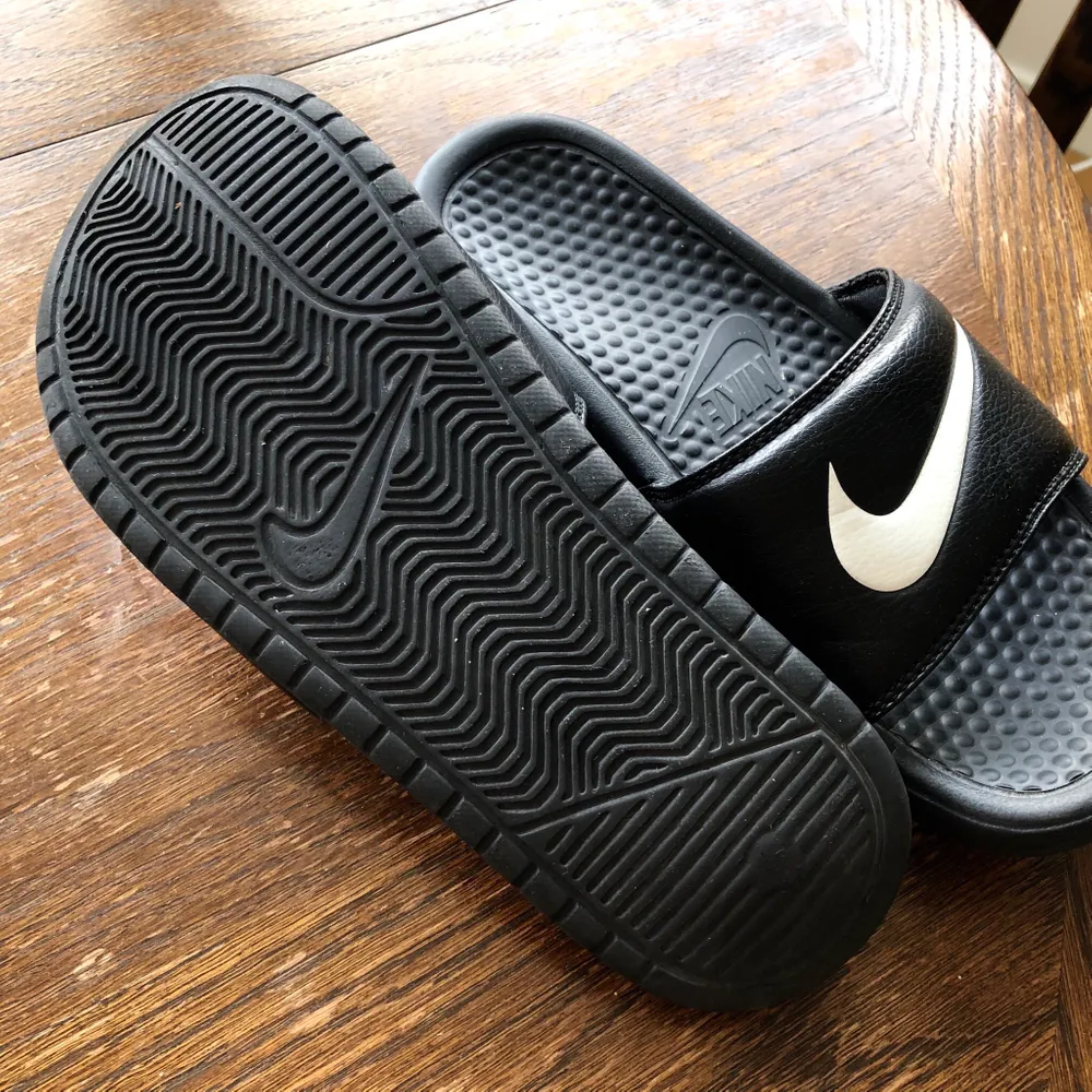 Nike tofflor, supersköna att ha på stranden ✌️ möts upp i Malmö, annars står köparen för frakt (63kr) 💕. Skor.