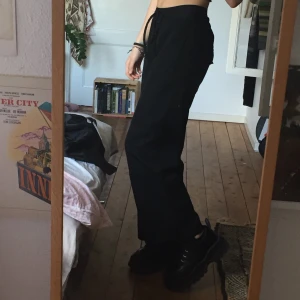 Svarta byxor  - Ett par as snygga byxor! Men kommer Tyvär inte till användning så mycket! Köpt på secondhand! ⭐️