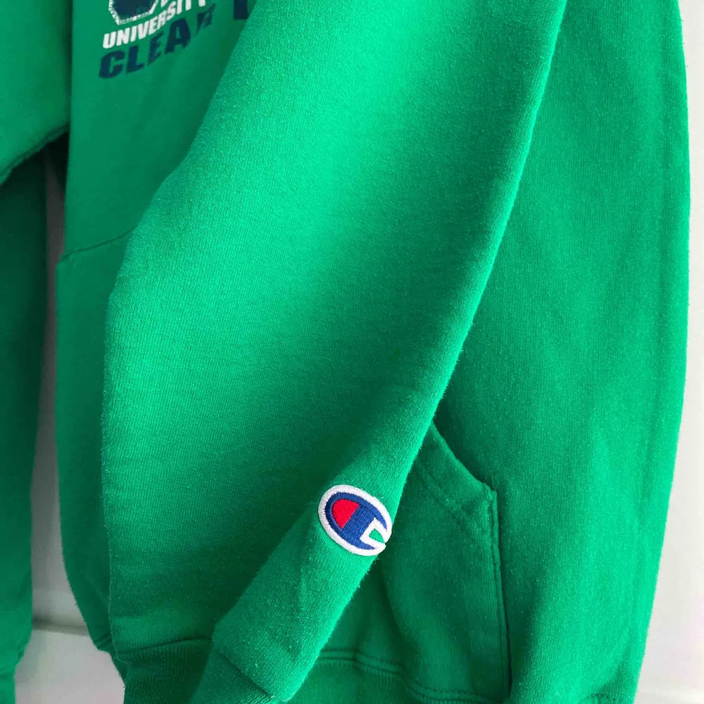Snygg college-hoodie från Champion! Köpt på Beyond Retro i Stockholm, säljer då den inte är min stil. XL barnstorlek, fint skick! Köpare står för frakt✨💕 ❗️BUDA❗️. Hoodies.