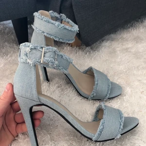 Klackskor i jeansfärg  - Klackskor i jeansfärg från Linn Ahlborgs kollektion med Nakd 2018. Säljes på grund av aldrig använda. 370kr inkl. frakt eller högst budande.