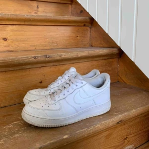  - Vita Nike air force 1. Storlek: 38,5. Köparen står för frakten, runt 70kr beroende på vart du bor. De har lite slitningar som syns på bilderna men annars i bra skick.