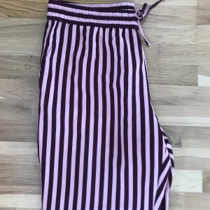 Vida byxor från Monki  - Storlek L. Vida i benen 