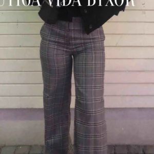  - Rutiga vida byxor som tyvärr är för stora! Första bilden är av den som jag köpte byxorna från! Frakt tillkommer och pris kan alltid diskuteras✨