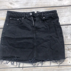 Svart jeans kjol, Zara - Säljer min svarta jeans kjol från Zara. Använd 2 gånger.  Köparen står för frakt, kan mötas upp om du bor nära. Hör av dig vid frågor!