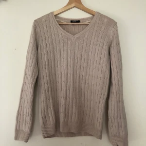 Kabelstickad tröja - Beige kabelstickad tröja från isolde 💞