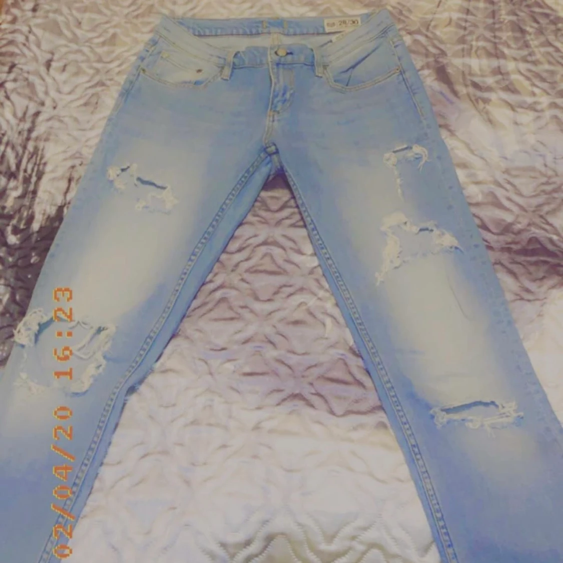 Ett par blåa jeans byxor 