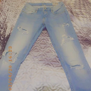 Ett par blåa jeans byxor  - Ett par blåa byxor från Jc 