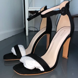 Helt nya klackar från PLT - Helt nya prettylittlething klackar med förpackning, endast provade!🌸 Slutsålda på sidan! Storlek: UK 6, EU 39 Kan mötas upp i Malmö/Ystad annars tillkommer frakt! Hör av er för fler bilder eller om ni har frågor!💕