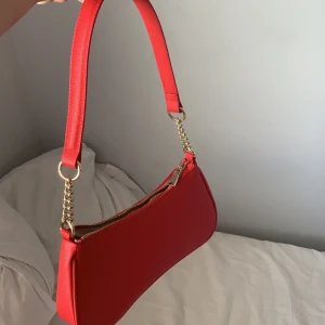 Väska från HM - Super snygg och trendig väska från HM, nyskick. Skriv för fler bilder🥰