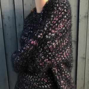 Stickad tröja - Supemysig stickad tröja som inte sticks när man har på sig den🌞köparen står för frakten. Storlek XS men är oversized så passar ända upp till M också