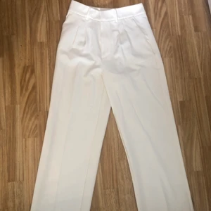 Raka byxor, Gina tricot  - Vita snygga kostymbyxor ifrån Gina tricot. Helt oanvända och inte ett enda synligt märke. Frakt tillkommer🥰