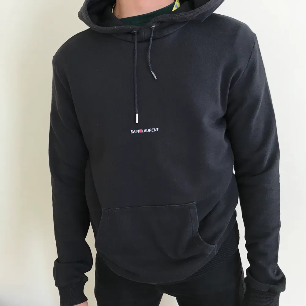 Nypris 6 000kr Den är i nytt skick å skit snyggg . Hoodies.