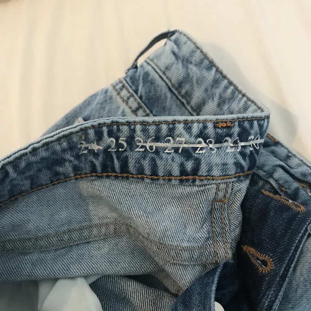 Säljer ett par superfina raka jeans från bikbok som jag köpte i våras. Jag harsjälv har broderat ”ERROR >_<” på:)) Säljs pga att jag har tröttnat på dom :/ Buda gärna från 300💓. Jeans & Byxor.
