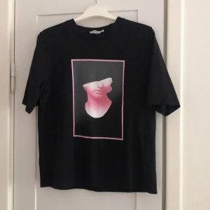 Emilie Briting x Na-Kd - En t shirt från Emilie Briting x na-kd, 85kr strl M