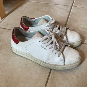 Axel Arigato sneakers - Superfina sneakers från Axel Arigato, köpta för 2000kr. Använda, men ändå helt ok skick. Gjorda i äkta kalvskinn 