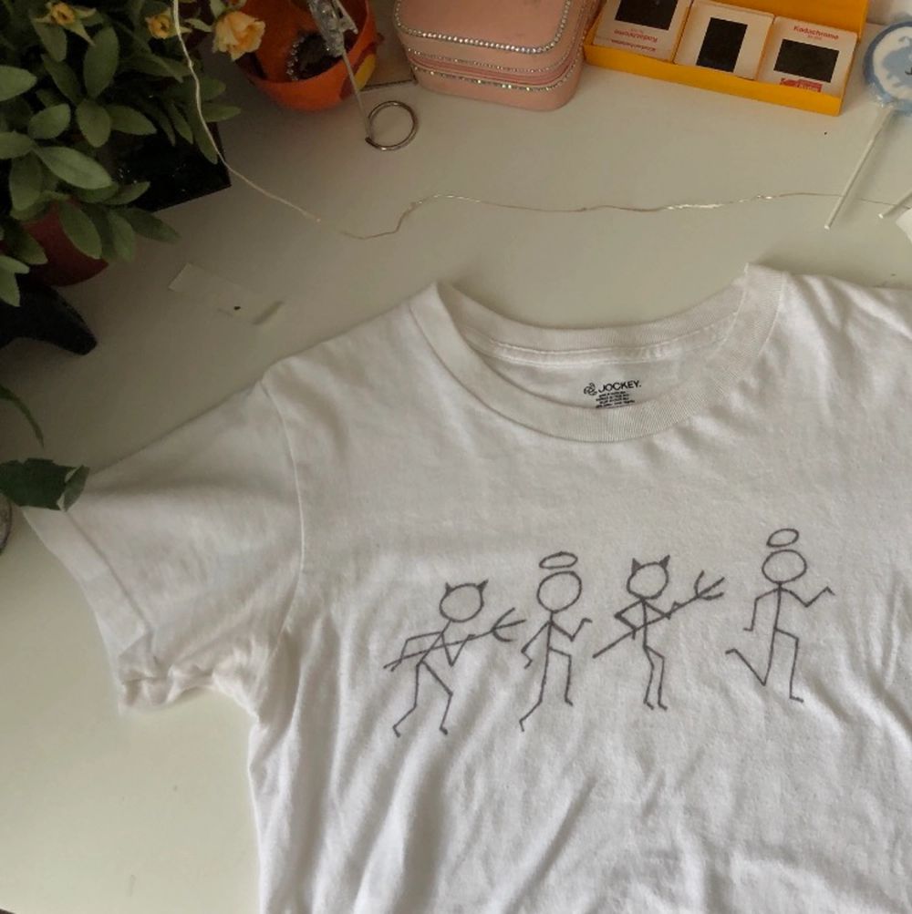 Gullig t-shirt med egenritat tryck på (det stannar i tvätten) 💕💕 storlek S men materialet är stretchigt så passar även större /mindre ❤️ bra skick ! . T-shirts.