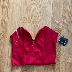 Top  - Top i röd färg från nasty gal, helt oanvänd. 