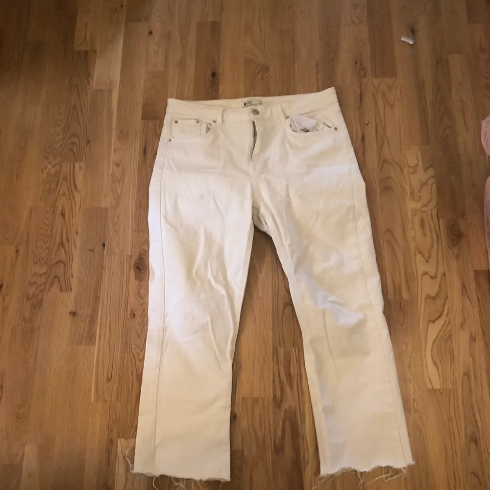 Skitsnygga vita jeans från Gina tricot. Slutar vid nedre delen av ankeln på mig som är 162cm. Använda en gång så är som nya! Frakt tillkommer⚡️. Jeans & Byxor.